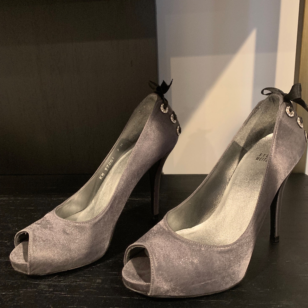 Stuart Weitzman gray metallic heels with bow